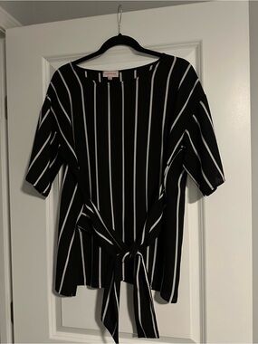 Black & White Stripe Tie-Front Top – Elbow Sleeve